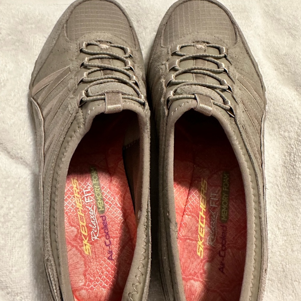 Brand new size 9 Skechers memory foam shoes
